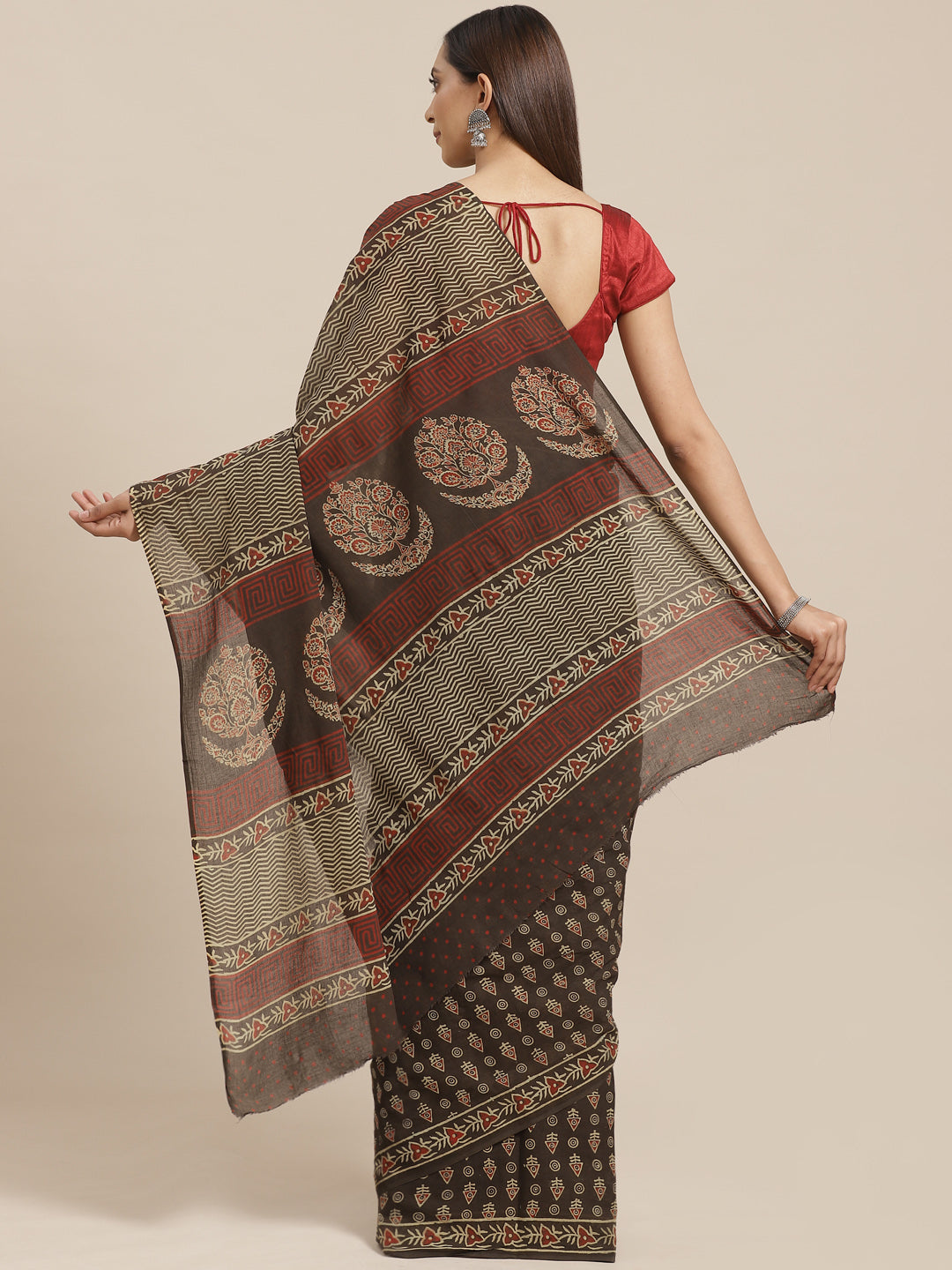 Grey and White, Kalakari India Pure Cotton Hand Block Printed Saree and Blouse BAPASA0096-Saree-Kalakari India-BAPASA0096-Block Print, Cotton, Geographical Indication, Hand Crafted, Heritage Prints, Natural Dyes, Red, Sarees, Sustainable Fabrics, Woven, Yellow-[Linen,Ethnic,wear,Fashionista,Handloom,Handicraft,Indigo,blockprint,block,print,Cotton,Chanderi,Blue, latest,classy,party,bollywood,trendy,summer,style,traditional,formal,elegant,unique,style,hand,block,print, dabu,booti,gift,present,glam